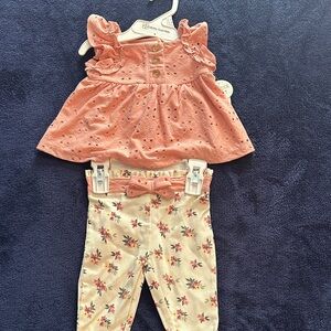 DAISY FUENTES 2 piece baby girl outfit
Size 0/3 M
Peach color